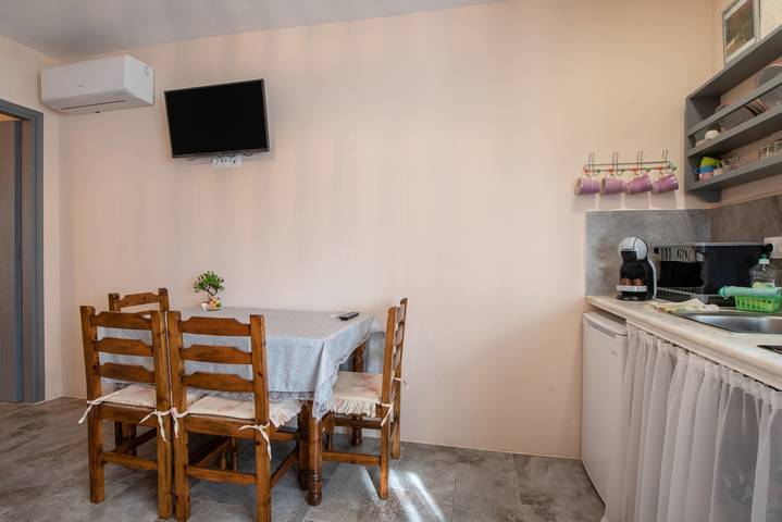 Apartamento inteiro, Apartamento 'Studios Kapsali 3' com vista para o mar, Wi-Fi e ar condicionado in Galini, Naxos