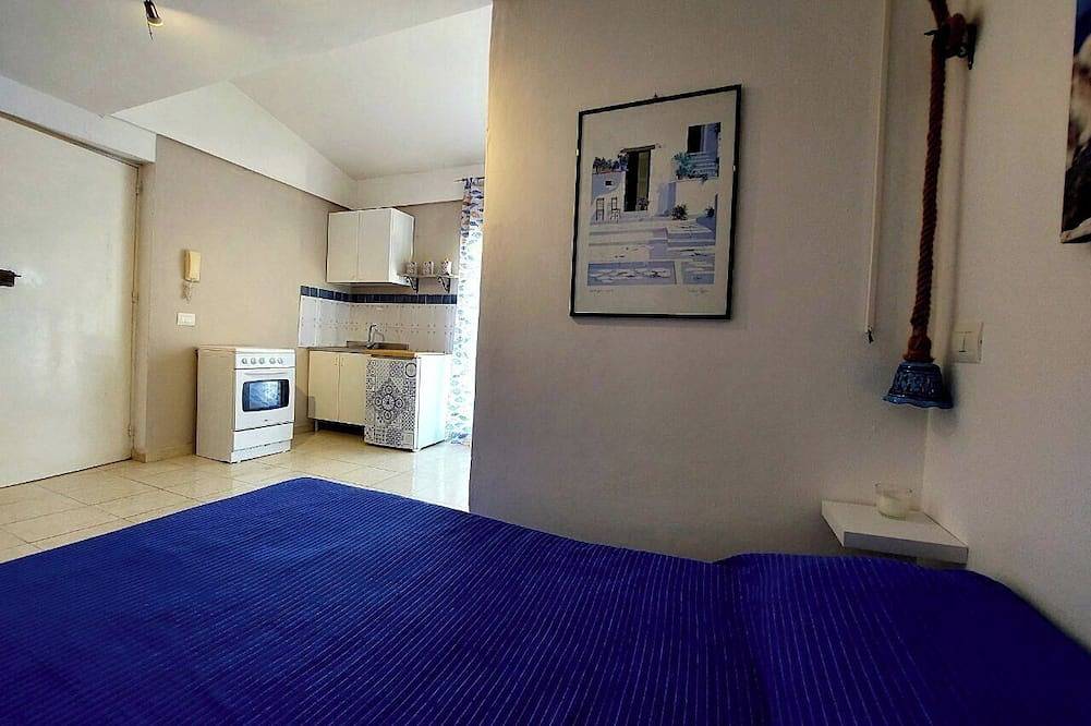 Appartement entier, \"La Tonnara\" is a studio apartment with a sea view terrace, it is located in the central area in Castellammare del Golfo, Province de Trapani
