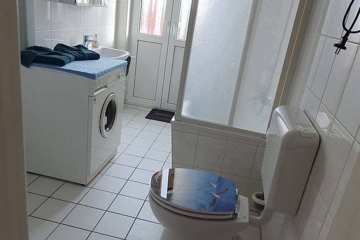 Ganze Wohnung, Gemütliche Ferienwohnung zentral gelegen mit separatem Eingang und Parkplatz. in Jever, Südliche Nordseeküste
