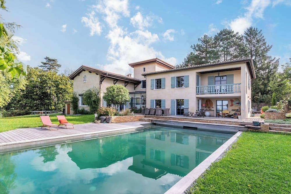 L’Intemporel – Bright family home with exceptional pool and view in Limonest, Rhône