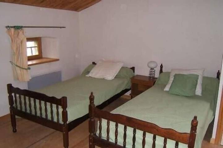Fully renovated house (2003) with fenced et shaded courtyard 1km from stores in Chavaniac-Lafayette, Livradois-Forez Regional Nature Park