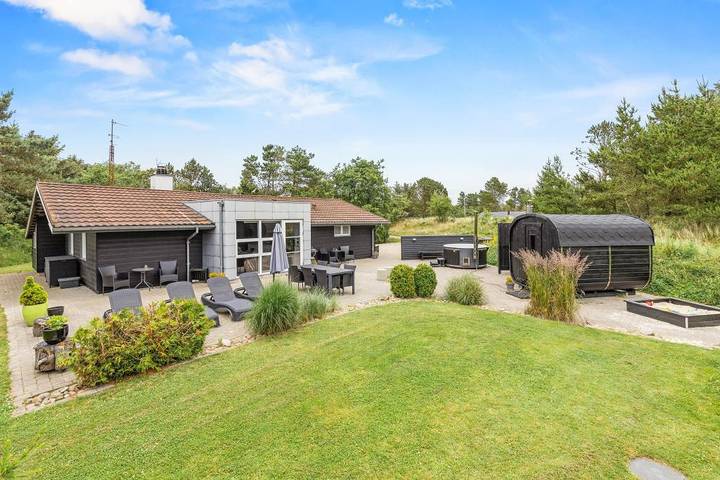 Villa for 8 people, with sauna and balcony/terrace as well as hot tub - 1