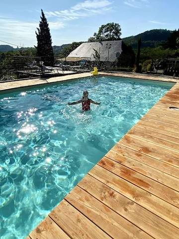 Gîte pour 8 personnes, avec vue et jardin ainsi que terrasse et piscine, adapté aux familles à Perpezac-le-Blanc