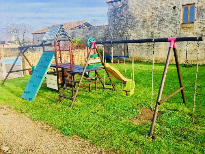 Location de vacances pour 4 personnes, avec piscine ainsi que vue et jardin, adapté aux familles à Échallat - 4