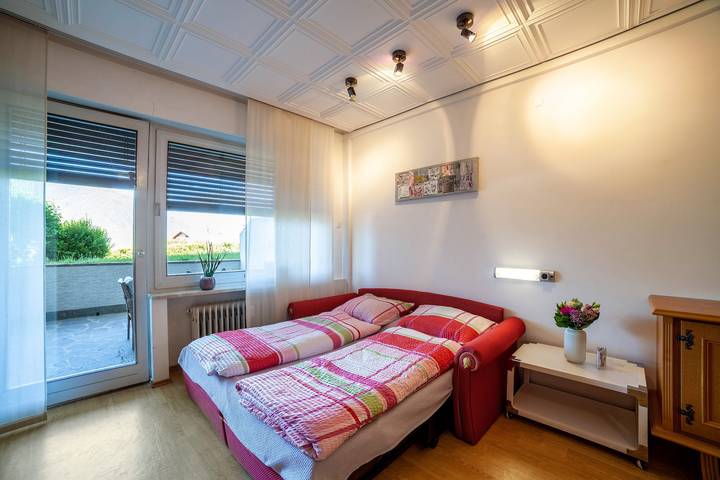 Ganze Wohnung, Ferienwohnung 'Ella' mit Bergblick, Pool (Juni - August), privater Terrasse und Wlan in Meran, Sarntaler Alpen