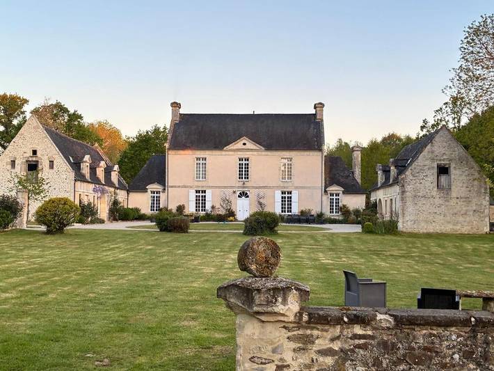 Location de vacances pour 15 personnes, avec Terrasse et Jardin ainsi que Piscine et Vue sur le lac à Longraye