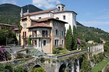 Ferienhaus für 15 Personen, mit Whirlpool und Balkon sowie Garten in Gardone Riviera