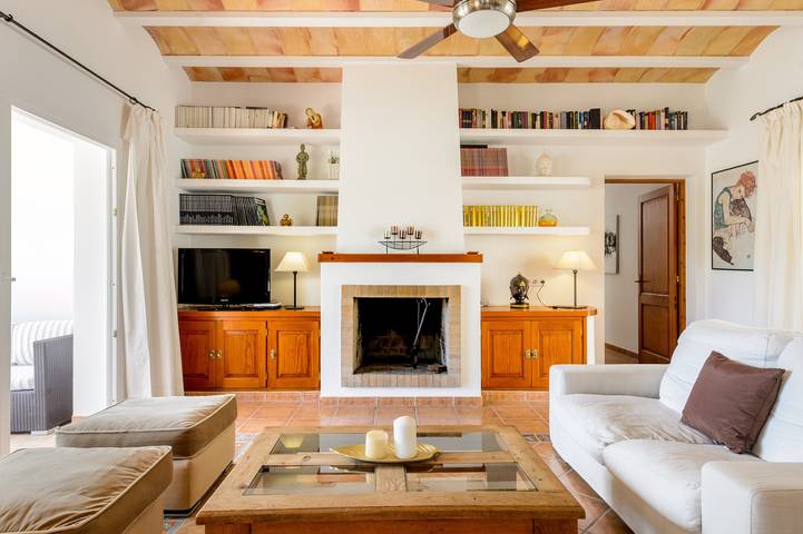 Lujosa villa "Casa Olivo" con vistas a la montaña, piscina, Wi-Fi, balcón y aire acondicionado in San José (Ibiza), Sant Josep de sa Talaia