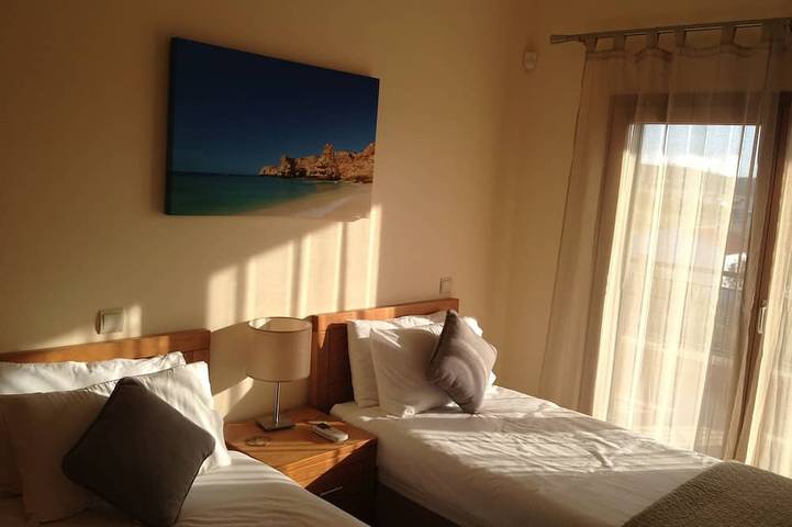 Ganze Wohnung, Luxus 2 Bett / 2 Bad Apartment, A / C, Free Wifi, Pool, 5 Minuten zum Strand in Praia do Burgau, Budens