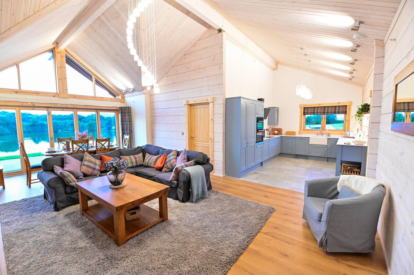 Cuddfan Lodge on a Beautiful Lake in Newport (Gwent), South-Wales