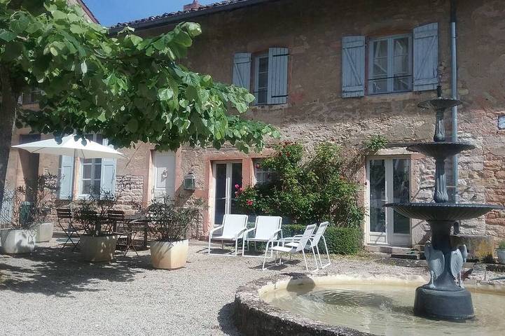 Gîte pour 6 personnes, avec jardin ainsi que sauna et piscine à Préty