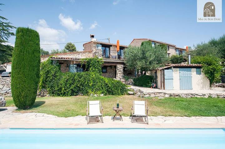Location de vacances pour 6 personnes, avec Balcon et Jacuzzi ainsi que Jardin et Piscine