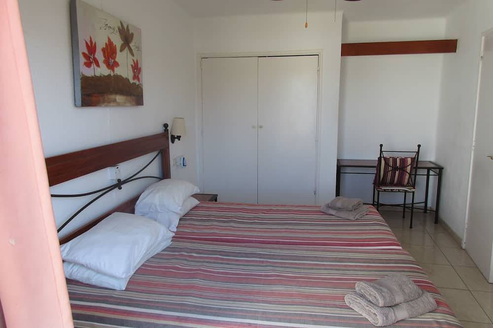 Entire apartment, 2 Bedroom Sea view apartment with pool, Los Geranios, San Eugenio, Tenerife in Playa Puerto Colón, Adeje