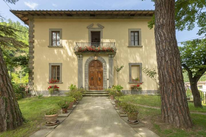 Casa vacanza per 5 persone, con Balcone e Idromassaggio nonché Giardino e Panorama a Londa