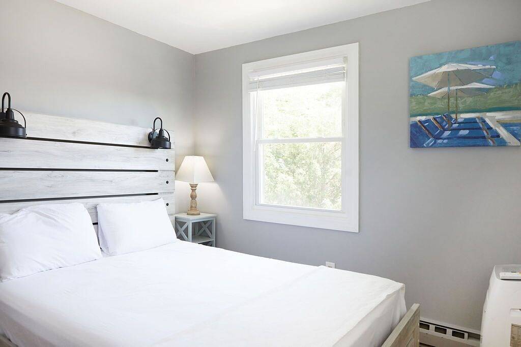 Mini Palace @ Mystic Seaport & Aquarium: 5 Queen Beds 1 Bunk Bed in Mystic, Connecticut