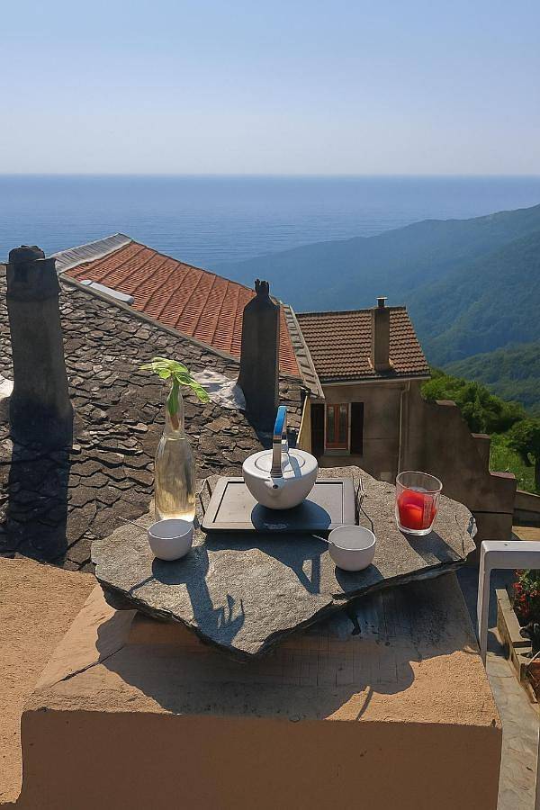 Gîte pour 6 personnes, avec vue et terrasse à Porri