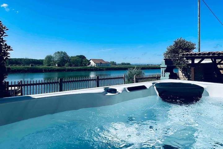 Location de vacances pour 4 personnes, avec Jacuzzi et Terrasse ainsi que Jardin et Vue sur le lac à Port-de-Lanne