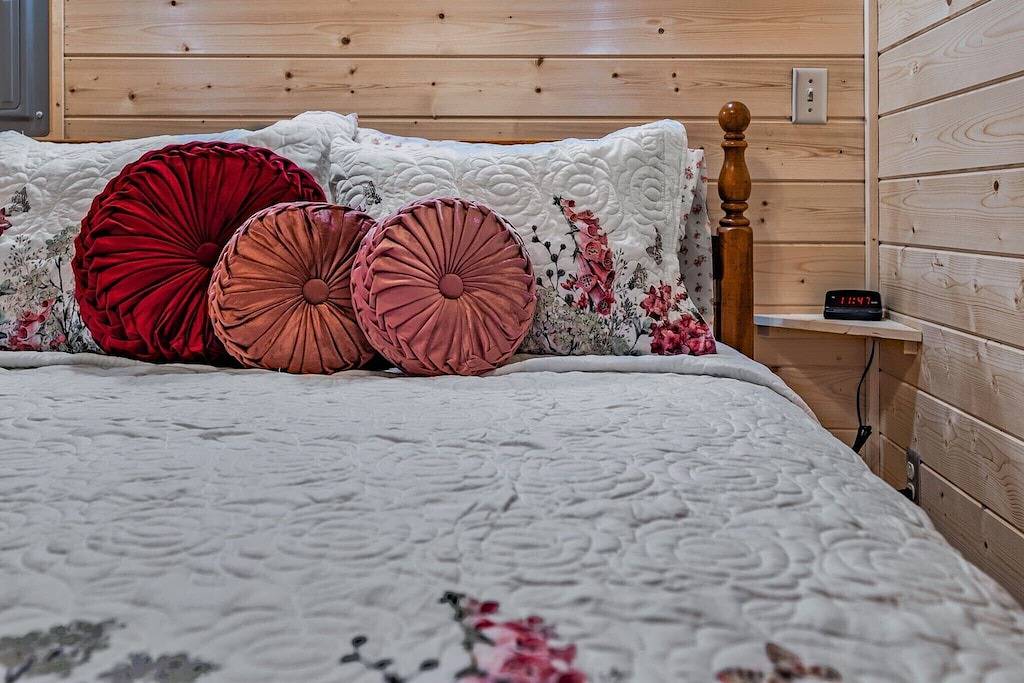 Cuddling On The Creek Couples only romantic \" Tiny Cabin\" retreat!!!! in Cosby (TN), Cocke County