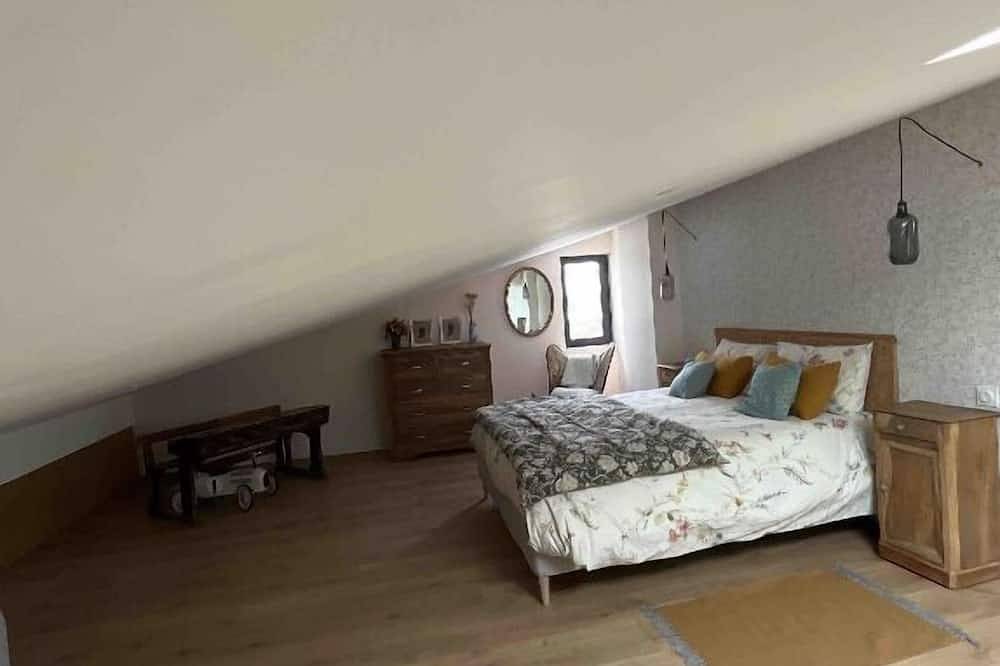 House with heated pool near the sea in Auriol, Costa mediterránea (Francia)