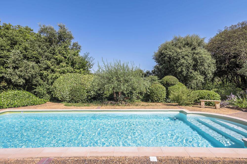 Secluded villa with breathtaking views in stunning village in Venasque, Parc naturel régional du Mont-Ventoux