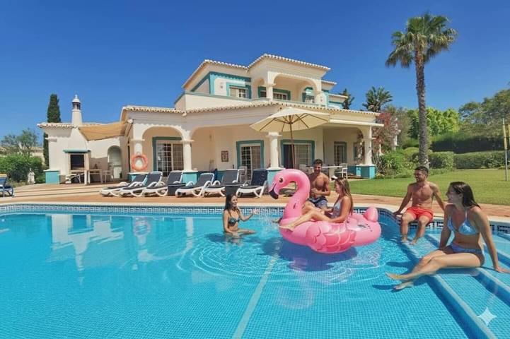 Villa für 8 Personen, mit Balkon und Garten