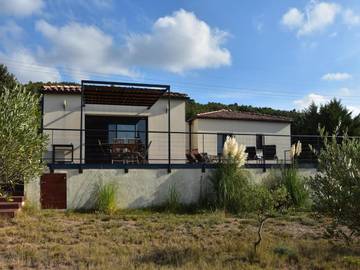 Gîte pour 6 personnes, avec piscine ainsi que jardin et terrasse à Oupia