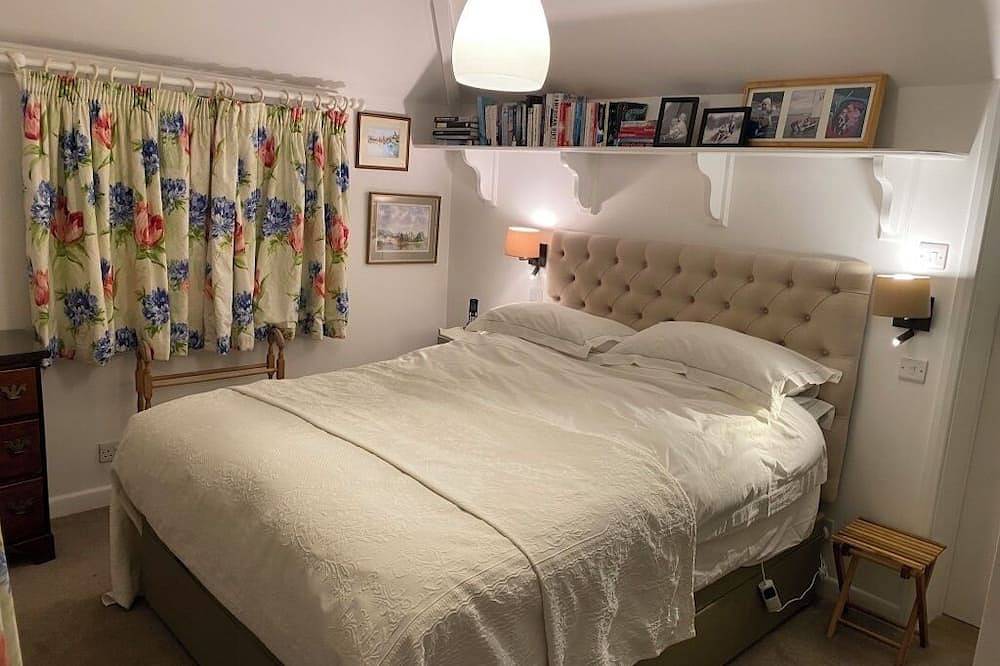 Coastguard Cottage, quiet rural Snowhill Creek in West Witt, short walk to beach in West Wittering Beach, West Wittering