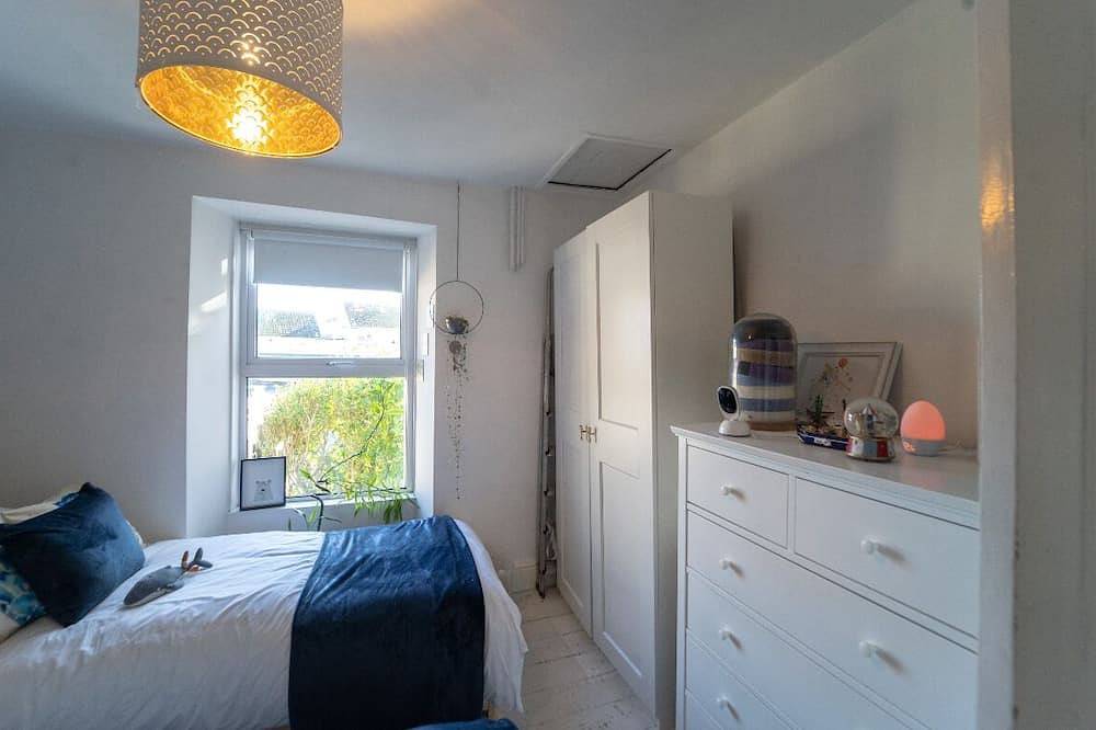 Luxury Newquay beach house: family-friendly, surfing, walking, beaches in Newquay, Cornwall