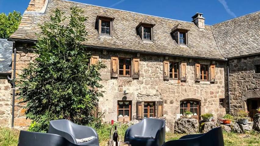 Gîte pour 9 personnes, avec piscine et jardin à Brion (Lozère)