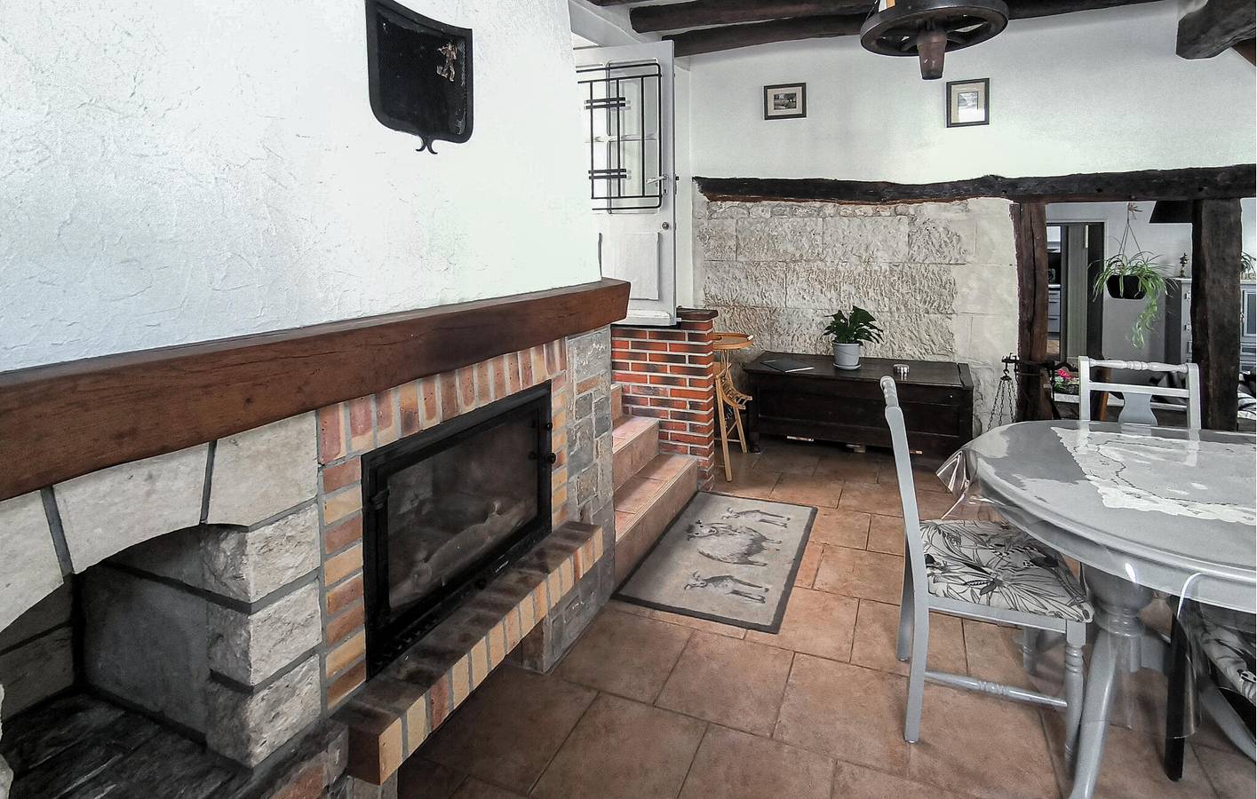 Cozy 2-Bedroom Apartment near La Poulette Braisée & Le Cher River in Saint-Aignan, Romorantin-Lanthenay region