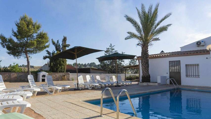 Casa rural para 24 personas, con piscina además de jardín y jacuzzi en Albarreal de Tajo