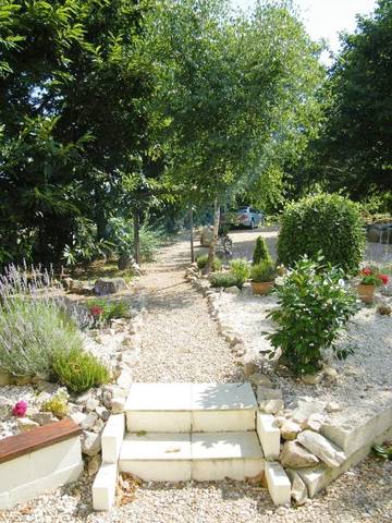 Location de vacances pour 2 personnes, avec jardin ainsi que vue et piscine à Maisonnais-sur-Tardoire