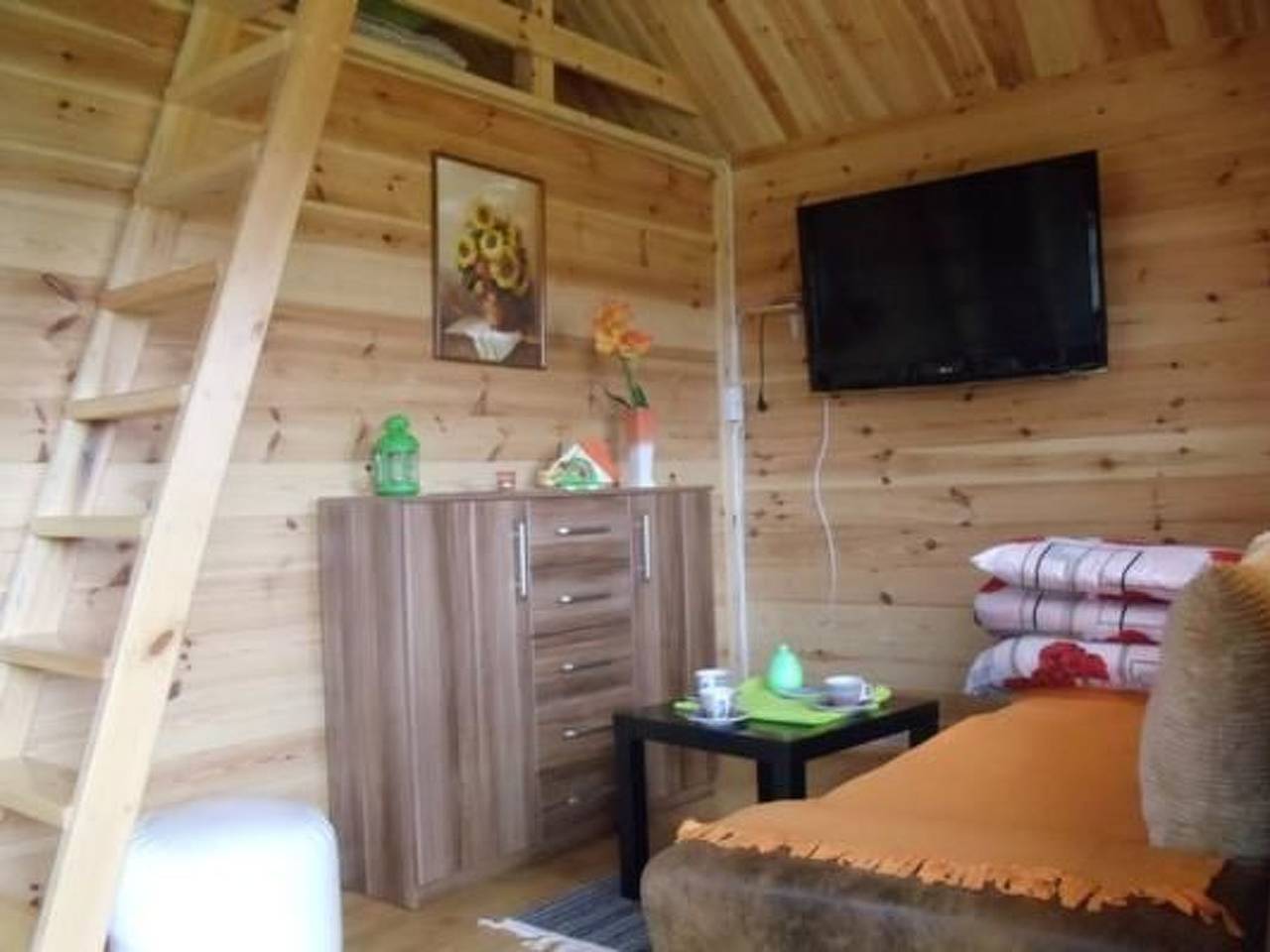 Gemütliches Holzferienhaus mit Grill und Garten in Rusinowo, Powiat Sławieński