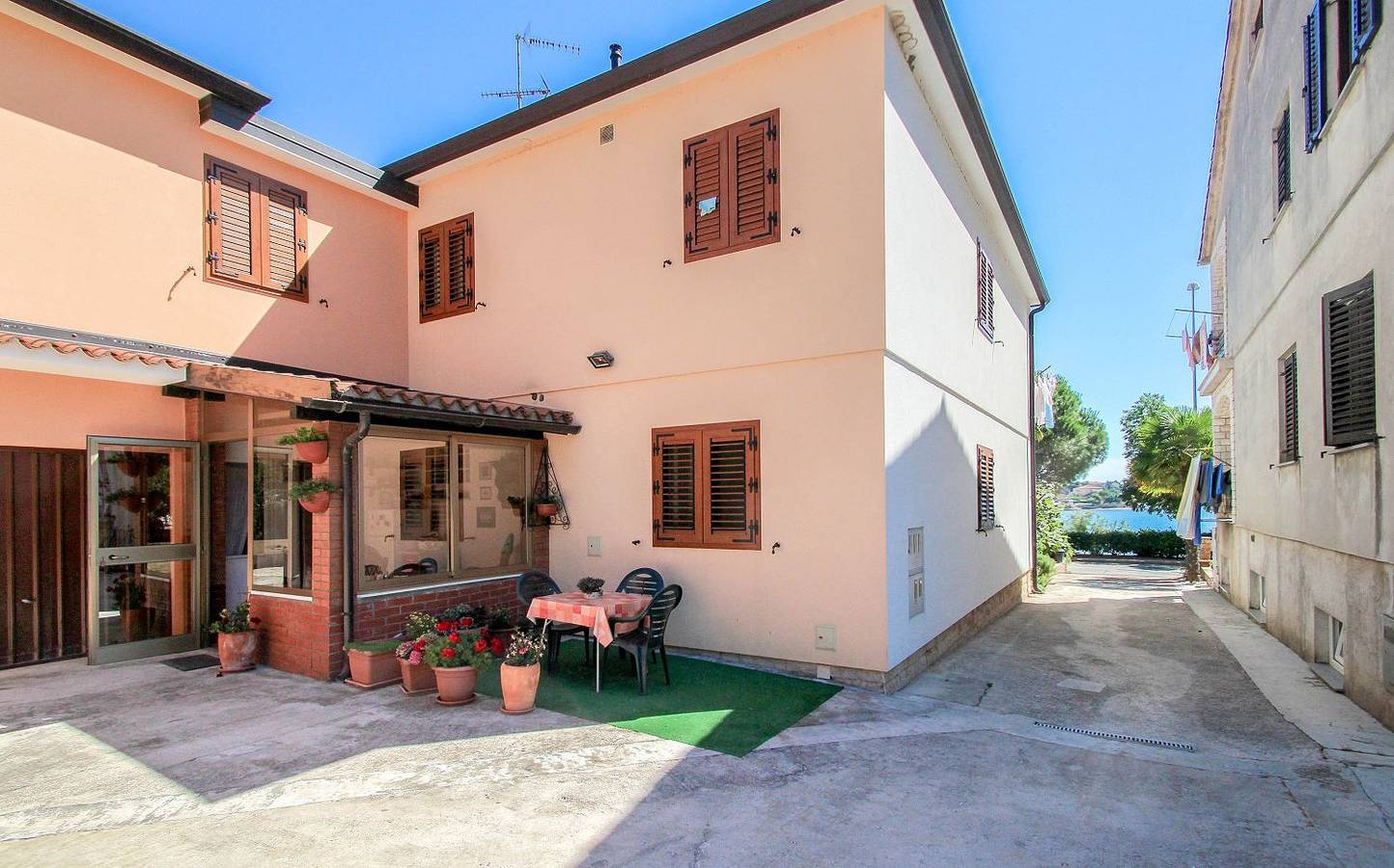Ganze Wohnung, Vintage Apartment nur 60 Meter zum Strand mit Privatparkplatz, Aussenbereich, Grill in Karigador, Općina Brtonigla