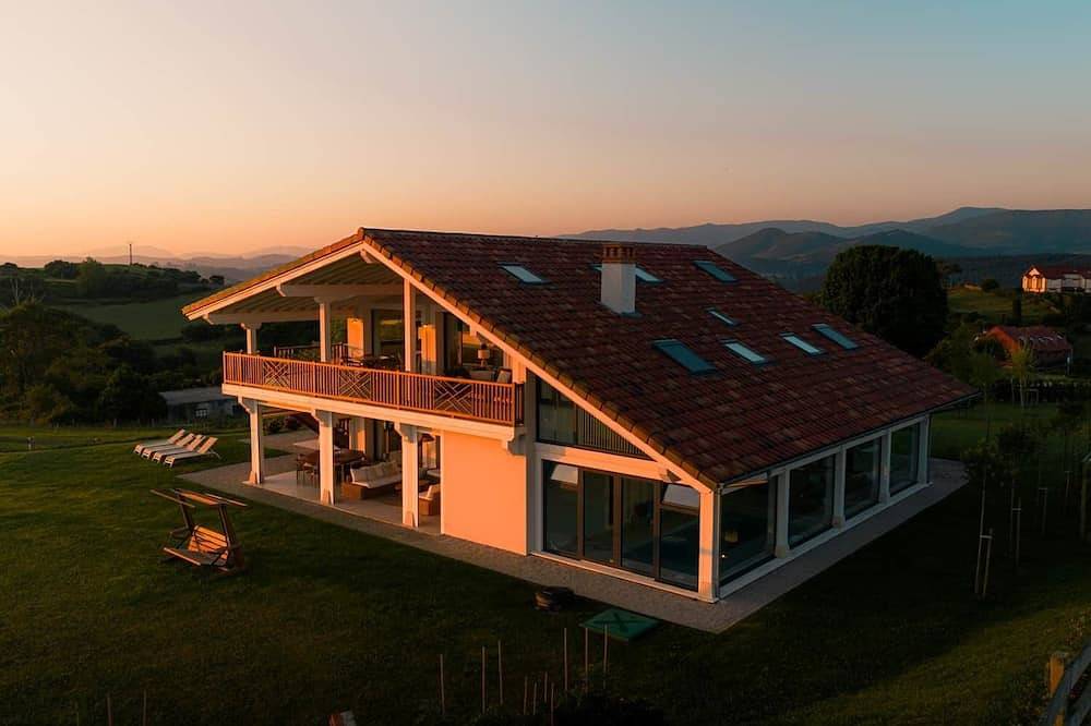 Espectacular Casa en un Alto con Vistas al Cantábrico y Picos de Europa in San Vicente de la Barquera, Oyambre Natural Park
