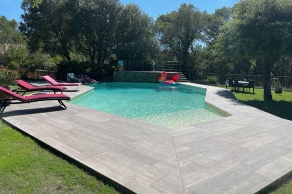 Magnificent villa with infinity pool / Magnifique villa avec piscine privée in Uchaux, Vaucluse