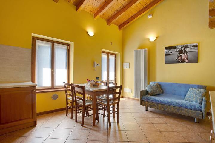 Apartamento inteiro, 'Residence Appartamento Parigi' com vista para a montanha, jardim e acesso Wi-Fi in Civate, Brianza