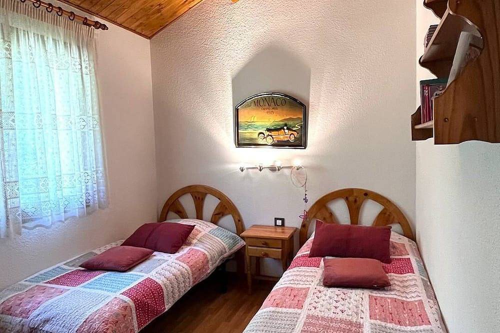 Apartamento entero, House with 2 terraces, garden and collective swimming pool with open views of the mountains in Osséja, Parque Natural Regional de los Pirineos Catalanes