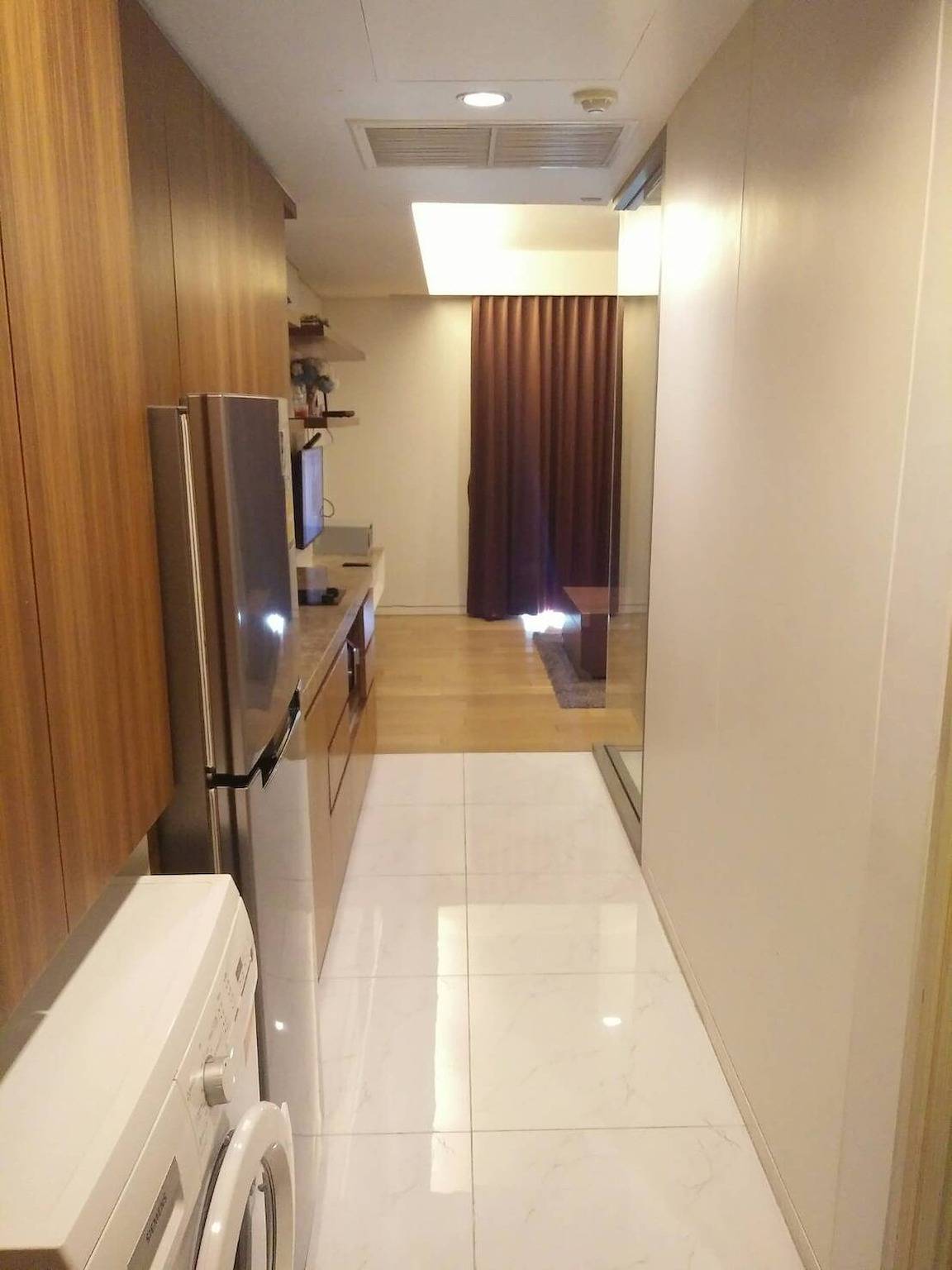 Entire apartment, S39- 1 Bedroom Downtown Apt with Balcony and Pool in Watthana District, Bangkok