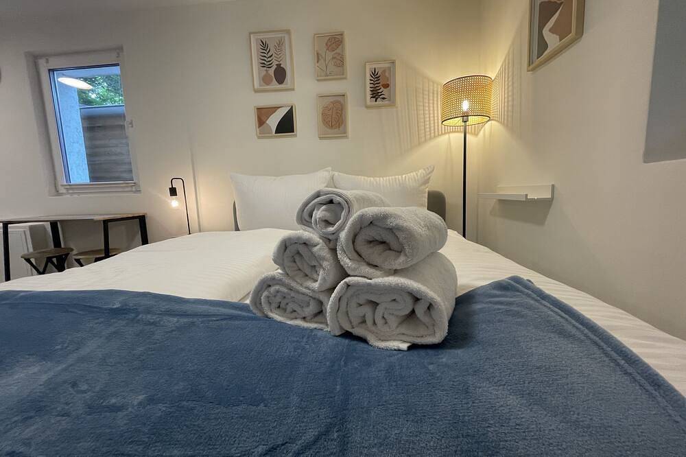 Ganze Wohnung, Vorstadtoase - 2 Personen Queensize-Bett, Parken, Netflix, Nähe Ber in Eichwalde, Dahme-Seengebiet
