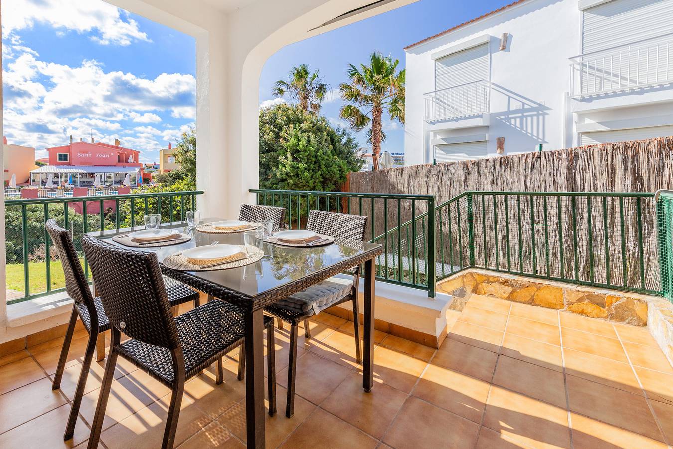 Apartamento entero, Apartamento 'Biniforcat' con piscina compartida, terraza privada y Wi-Fi in Cala Blanes, Ciudadela