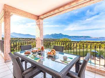 Gîte pour 6 personnes, avec jardin et terrasse à Lumio