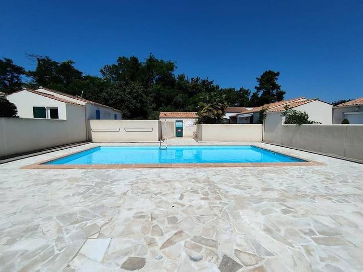 Gîte pour 4 personnes, avec Terrasse ainsi que Jardin et Piscine dans Plage des Huttes - 4