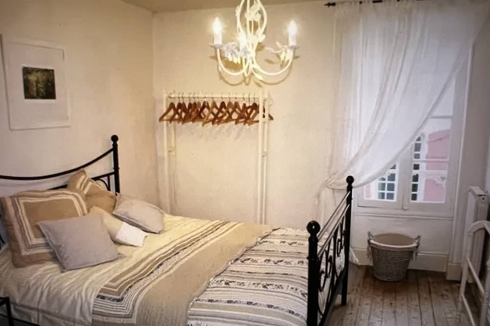 Spacious, light & airy, Romantic village home set off Monflanquin Village Square in Monflanquin, Región de Villeneuve-sur-Lot