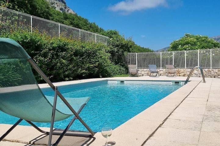 Gîte pour 10 personnes, avec jardin et piscine, animaux acceptés à Gourdon (Provence-Alpes-Côte d'Azur)