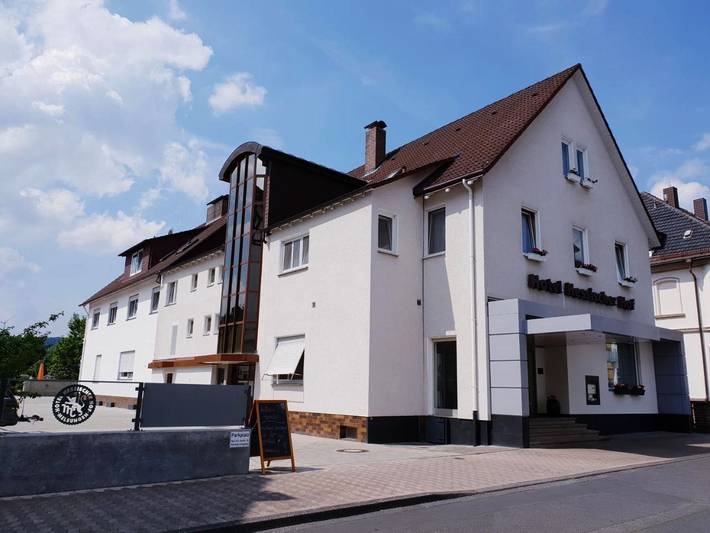 Hotel, mit Terrasse und Garten in Melsungen
