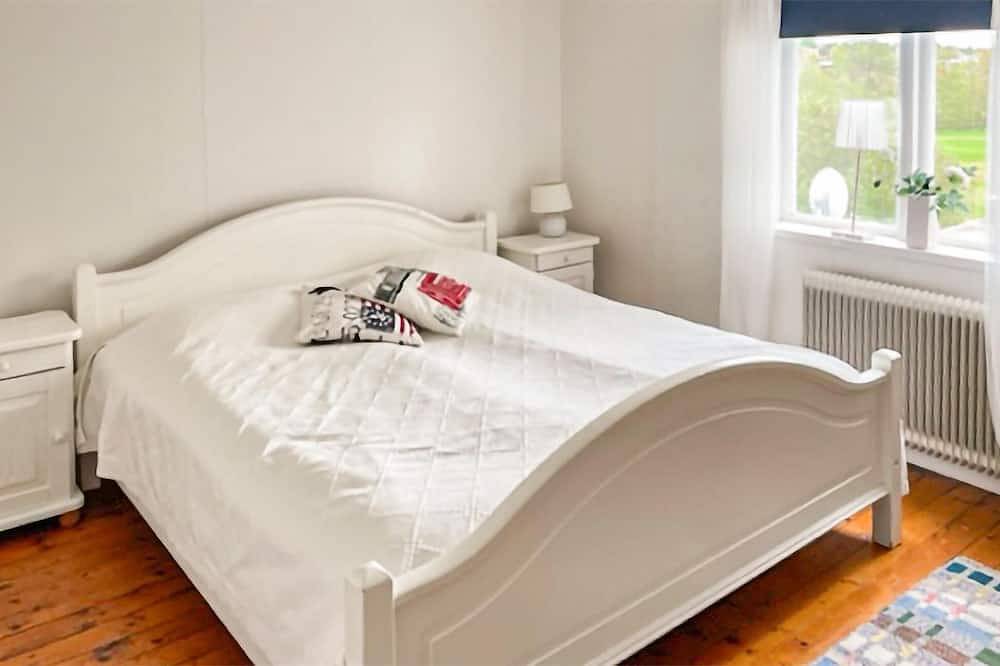 Gorgeous home in Lyrestad with Wifi in Vänern