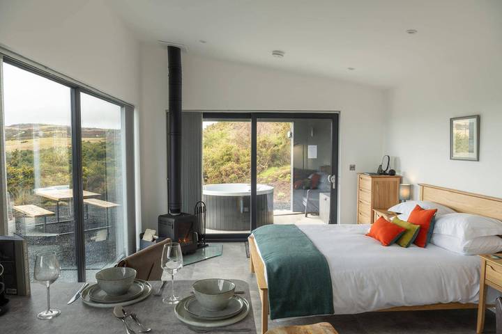Log cabin for 2 people, with garden and terrace as well as lake view, with pets in Scotland