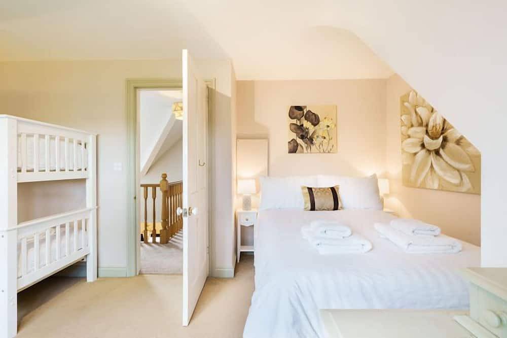 Grove Lodge -  a house that sleeps 13 guests in 5 bedrooms in Gosport, Hampshire