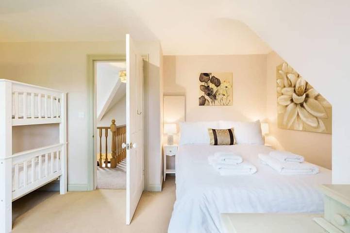 Grove Lodge -  a house that sleeps 13 guests in 5 bedrooms in Gosport, Hampshire